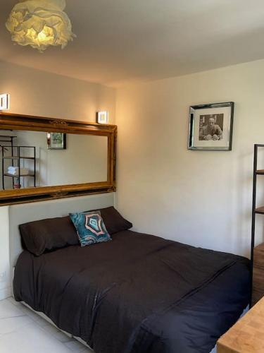 Studio4 Stylish Modern Studio with Luxe Amenities Near Olympia, Londres