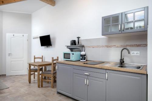 Konyha, Ferienhaus 'Zum tänzelnden Pony' (Ferienhaus 'Zum tanzelnden Pony') in Ludwigsfelde