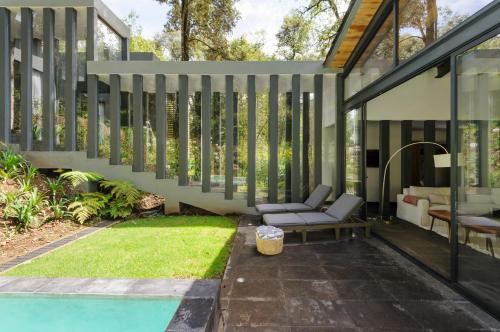 Casa Helechos, Arquitectura Única con Vistas al Bosque in Valle de Bravo, Mexico