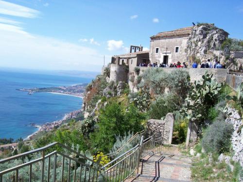 Tuvākā izklaides vieta, La Casa Dell'antiquario in Graniti