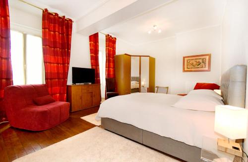 サン=パルドゥ=フォンガル Gites du Domaine d'Auxonnettes L&J EVENEMENTS 3つ星 ホテル レストラン