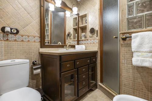 Casa con patio y terraza en Barrio histórico de la Villa, junto al Adarve