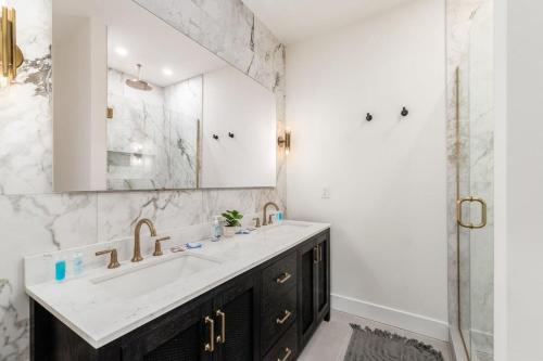 Luxury Escape 4BR 3 bath Oasis in Historic Old Town in Columbus, USA