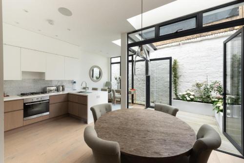 Sunny in Chelsea - Luxurious 3 Bedroom Chelsea Home - image 5