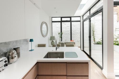 Sunny in Chelsea - Luxurious 3 Bedroom Chelsea Home - image 2