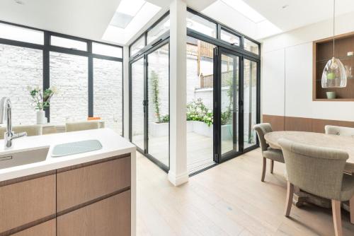 Sunny in Chelsea - Luxurious 3 Bedroom Chelsea Home - image 13