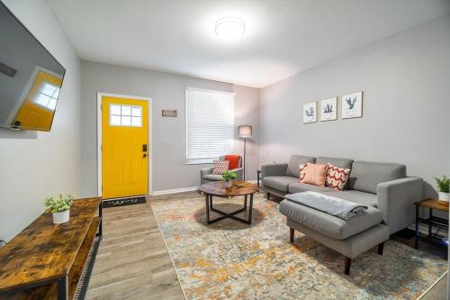 The Hungarian Village Spot - 2 BR and Fenced Yard in Columbus, USA