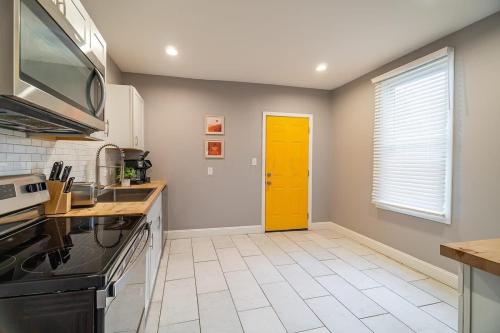The Hungarian Village Spot - 2 BR and Fenced Yard in Columbus, USA