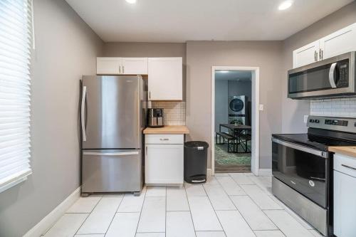 The Hungarian Village Spot - 2 BR and Fenced Yard in Columbus, USA