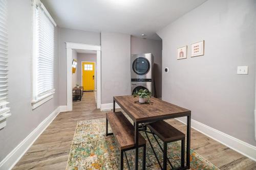 The Hungarian Village Spot - 2 BR and Fenced Yard in Columbus, USA