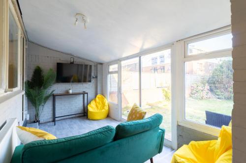 Open Mind Property - HotTUB 4 Beds & 2 Free Parking - image 5