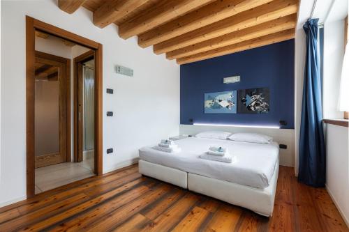 1 king bed, 1 sofa bed