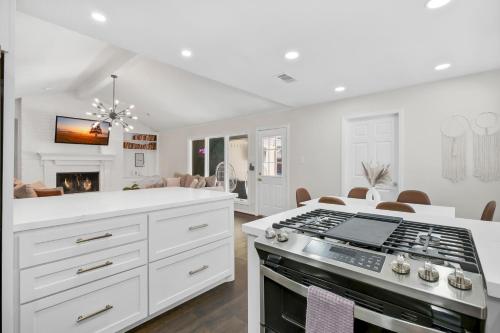 Resort Villa w Pool Cinema hot tub & game room in Houston, USA
