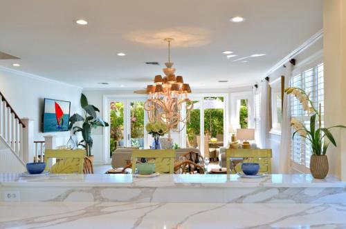Admirals Gold Key West - Truman Annex Villa - Close to Beach and Duval w Pool and Parking in Key West, USA