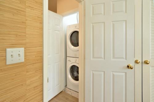 Admirals Gold Key West - Truman Annex Villa - Close to Beach and Duval w Pool and Parking in Key West, USA