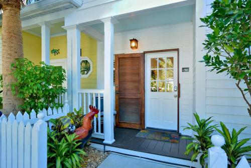 Admirals Gold Key West - Truman Annex Villa - Close to Beach and Duval w Pool and Parking in Key West, USA