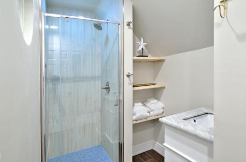 Admirals Gold Key West - Truman Annex Villa - Close to Beach and Duval w Pool and Parking in Key West, USA