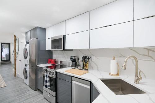 317-1D New 2BR Duplex WD Private Backyard - image 3