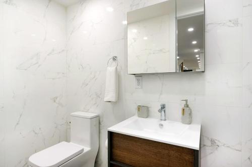 317-1D New 2BR Duplex WD Private Backyard - image 7