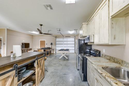 Quiet Lake Gladewater Getaway with Dock and Kayaks! Quiet Lake Gladewater Getaway with Dock and Kayaks!