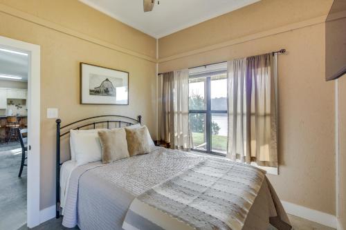 Quiet Lake Gladewater Getaway with Dock and Kayaks! Quiet Lake Gladewater Getaway with Dock and Kayaks!