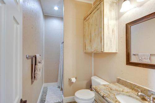 Quiet Lake Gladewater Getaway with Dock and Kayaks! Quiet Lake Gladewater Getaway with Dock and Kayaks!