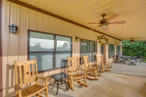 Quiet Lake Gladewater Getaway with Dock and Kayaks! Quiet Lake Gladewater Getaway with Dock and Kayaks!