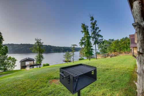 Quiet Lake Gladewater Getaway with Dock and Kayaks! Quiet Lake Gladewater Getaway with Dock and Kayaks!