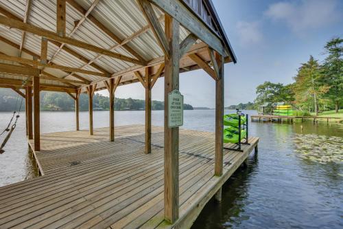 Quiet Lake Gladewater Getaway with Dock and Kayaks! Quiet Lake Gladewater Getaway with Dock and Kayaks!