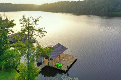 Quiet Lake Gladewater Getaway with Dock and Kayaks! Quiet Lake Gladewater Getaway with Dock and Kayaks!