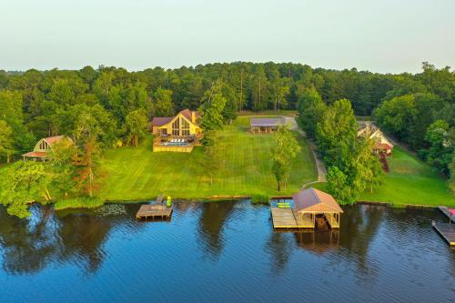Quiet Lake Gladewater Getaway with Dock and Kayaks! Quiet Lake Gladewater Getaway with Dock and Kayaks!