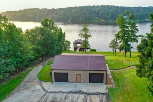 Quiet Lake Gladewater Getaway with Dock and Kayaks! Quiet Lake Gladewater Getaway with Dock and Kayaks!