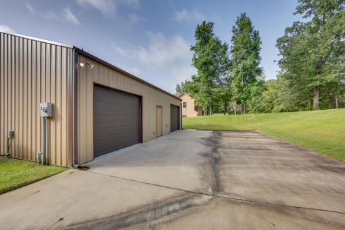 Quiet Lake Gladewater Getaway with Dock and Kayaks! Quiet Lake Gladewater Getaway with Dock and Kayaks!