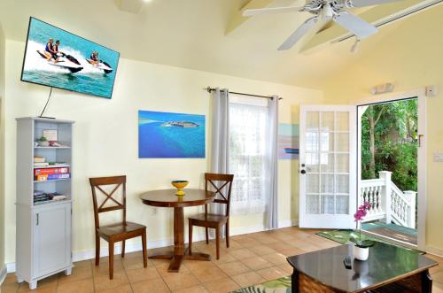 Key West Vintage Luxury Cottage on Duval w Pool in Key West, USA