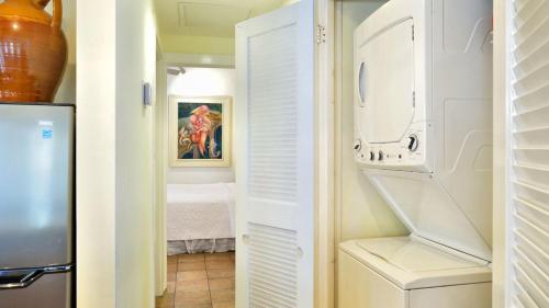 Key West Vintage Luxury Cottage on Duval w Pool in Key West, USA