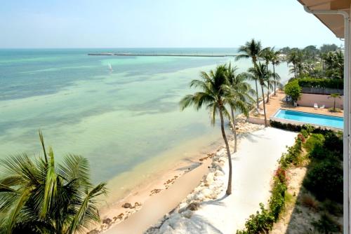 Exclusive Key West Beach Front 3BR Luxury Condo with Gym and Pool Access in Key West, USA