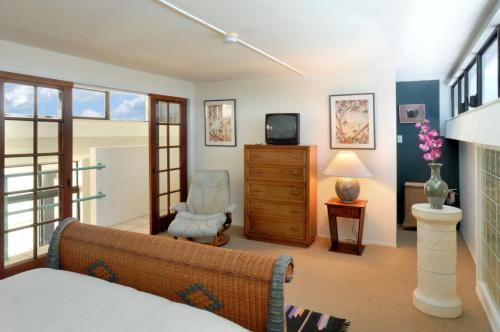 Exclusive Key West Beach Front 3BR Luxury Condo with Gym and Pool Access in Key West, USA