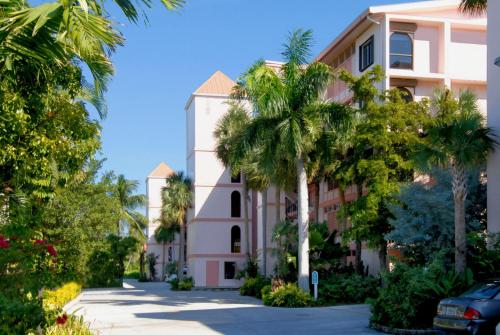 Exclusive Key West Beach Front 3BR Luxury Condo with Gym and Pool Access in Key West, USA