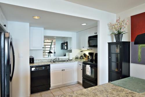 Exclusive Key West Beach Front 3BR Luxury Condo with Gym and Pool Access in Key West, USA