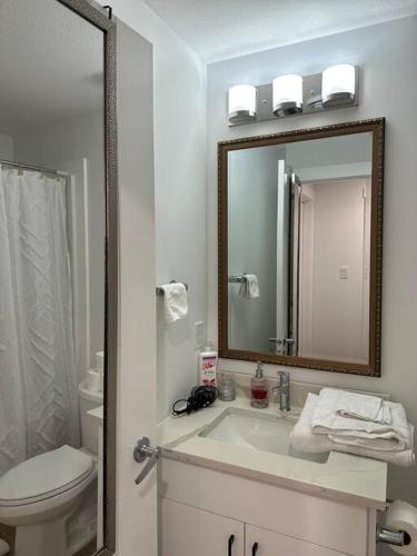 Stylish & Modern 2 Bedroom Suite, Реджайна (фото 8)