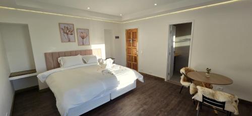 Deluxe King Room image 5