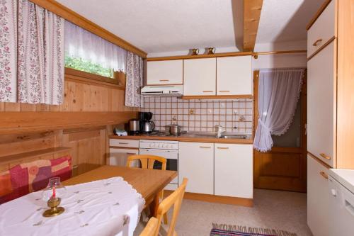 Kitchen, Apartmenthaus DIAS in Kappl