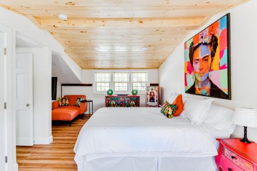 Sunny Westport 2 BR Retreat above Historic Mill in Westport, USA