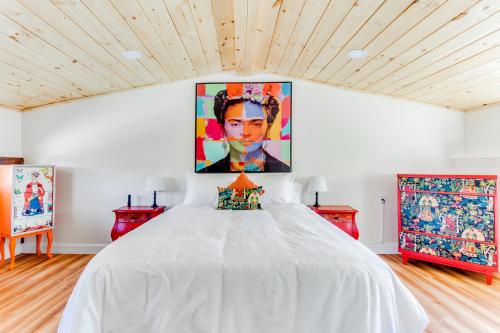 Sunny Westport 2 BR Retreat above Historic Mill in Westport, USA