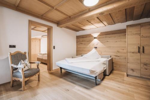 1 king bed, 1 sofa bed