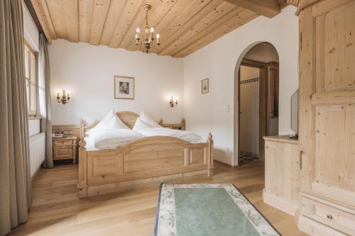 1 king bed, 1 sofa bed
