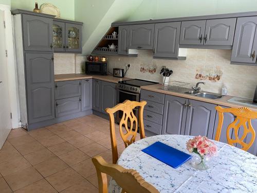 4 bedroom, 8 single beds, with free parking & wifi near new walkway