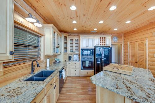 Lakefront Gladewater Retreat with Dock and Hot Tub! in Gladewater, USA