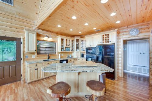 Lakefront Gladewater Retreat with Dock and Hot Tub! in Gladewater, USA