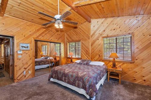 Bear Mountain Log Lodge in Big Bear Lake, USA